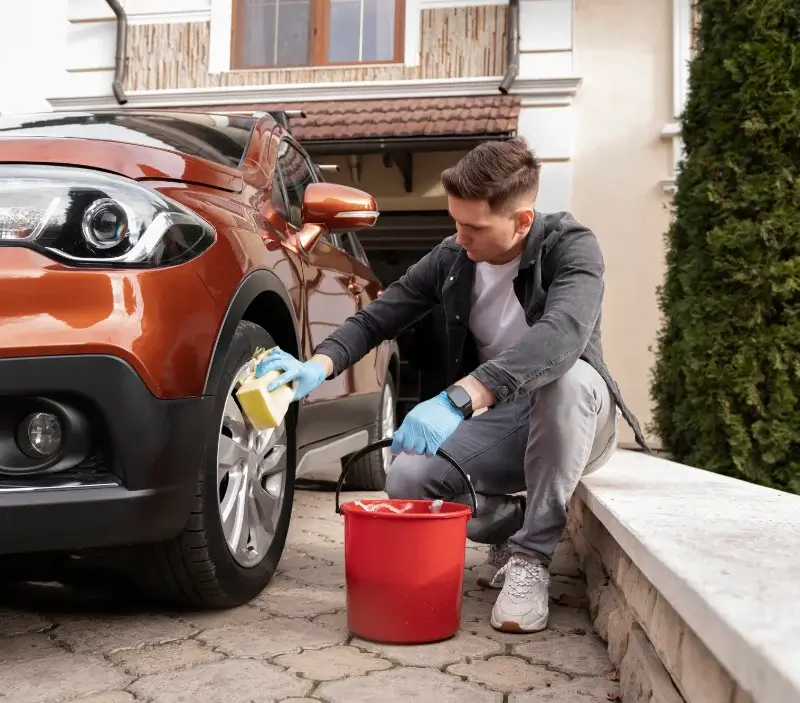 Lavage auto à domicile Ferrières : professionnel intervenant sur un véhicule
